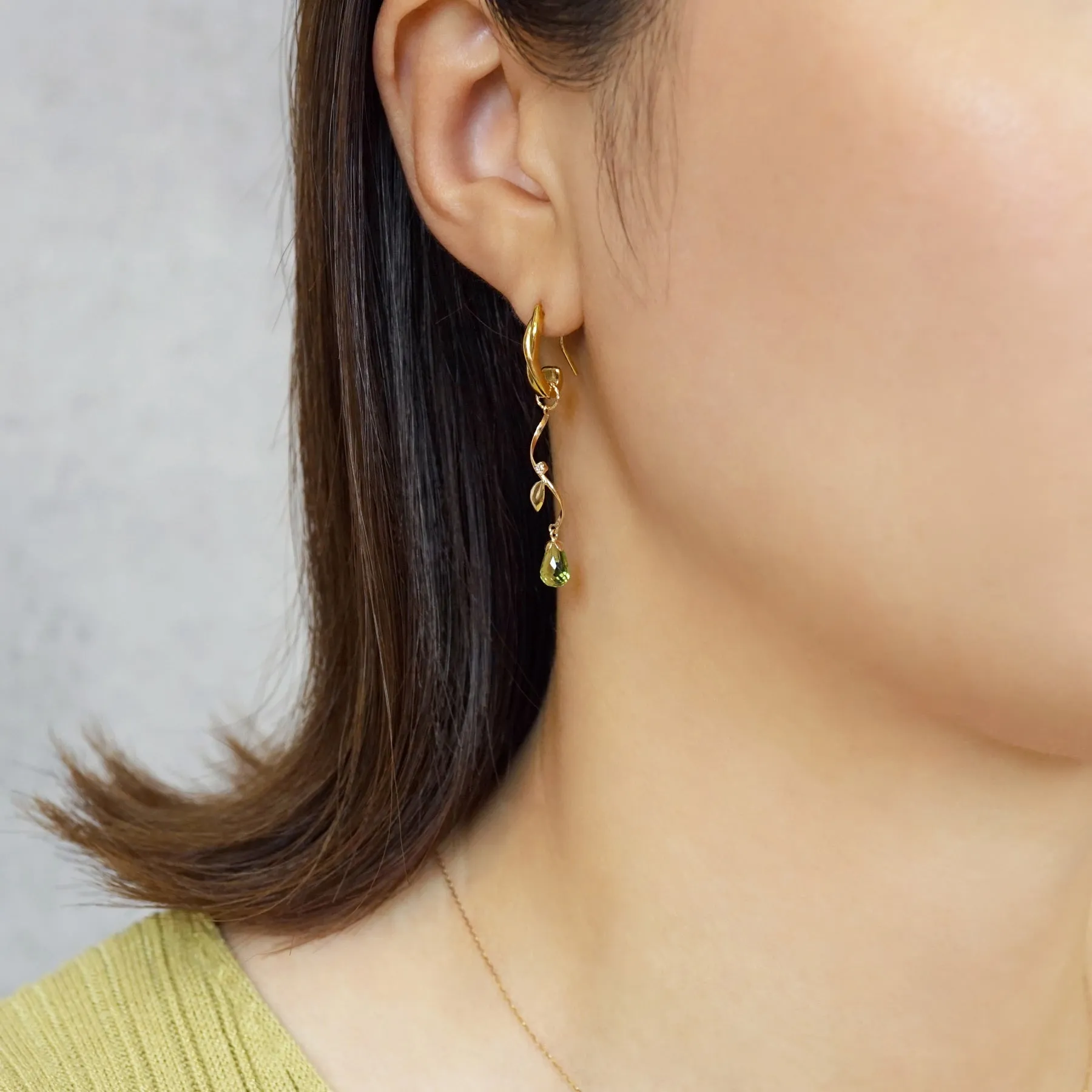 [Palette] 10K Peridot Leaf Charms (Yellow Gold)