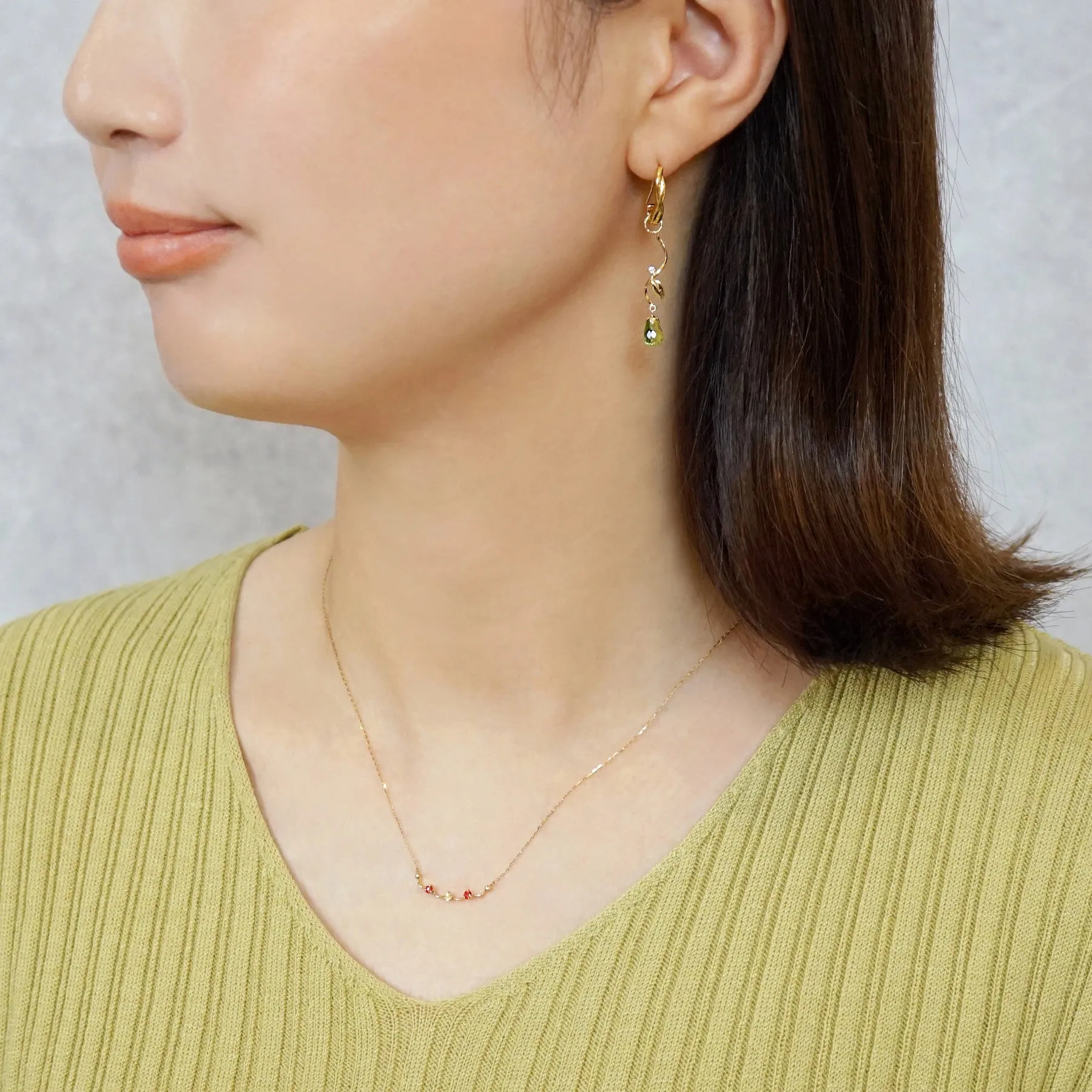 [Palette] 10K Peridot Leaf Charms (Yellow Gold)